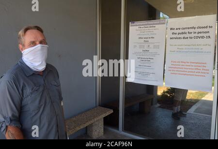 Canoga Park, Usa. August 2020. Mark Gilmore, ein arbeitsloser Wasseraufbereitungsanlage Elektriker kam auf der Suche nach Informationen über seine Arbeitslosigkeit Anspruch, sondern fand die California Employment Development Department Büro in Canoga Park, Kalifornien geschlossen am Donnerstag, 6. August 2020. Weitere 1.2 Millionen US-Arbeiter haben für neue Arbeitslosengeld eingereicht, sagte das Arbeitsministerium in seinem wöchentlichen Bericht Donnerstag. Foto von Jim Ruymen/UPI Kredit: UPI/Alamy Live Nachrichten Stockfoto