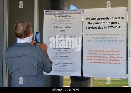 Canoga Park, Usa. August 2020. Mark Gilmore, ein arbeitsloser Wasseraufbereitungsanlage Elektriker kam auf der Suche nach Informationen über seine Arbeitslosigkeit Anspruch, sondern fand die California Employment Development Department Büro in Canoga Park, Kalifornien geschlossen am Donnerstag, 6. August 2020. Weitere 1.2 Millionen US-Arbeiter haben für neue Arbeitslosengeld eingereicht, sagte das Arbeitsministerium in seinem wöchentlichen Bericht Donnerstag. Foto von Jim Ruymen/UPI Kredit: UPI/Alamy Live Nachrichten Stockfoto