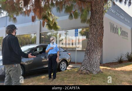 Canoga Park, Usa. August 2020. Ein Sicherheitsbeamter begrüßt einen arbeitslosen Mann, der nach Informationen über seine Arbeitslosigkeit Anspruch kam, nur um das California Employment Development Department Büro in Canoga Park, Kalifornien geschlossen am Donnerstag, 6. August 2020 zu finden. Weitere 1.2 Millionen US-Arbeiter haben für neue Arbeitslosengeld eingereicht, sagte das Arbeitsministerium in seinem wöchentlichen Bericht Donnerstag. Foto von Jim Ruymen/UPI Kredit: UPI/Alamy Live Nachrichten Stockfoto