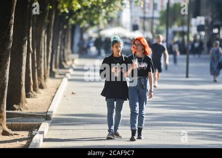 Italienische Freundinnen zu Fuß in Piazza Umberto I, Via Sparano da Bari. Bari, Italien Stockfoto