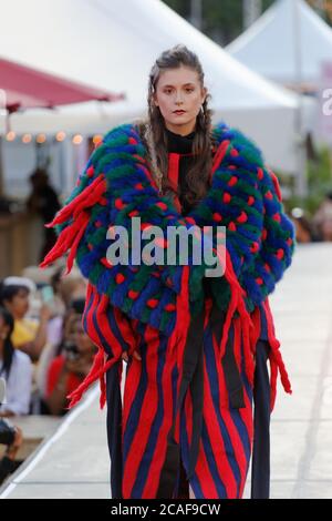 Quebec, Kanada. Ein Modell läuft auf der Ecole de Mode Marie-Victorin Modenschau, die während des Fashion and Design Festivals in Montreal veranstaltet wird Stockfoto