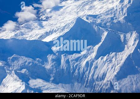 Gletscher über den Bergen . Gipfel von Schnee bedeckt . Alpen im Winter Stockfoto