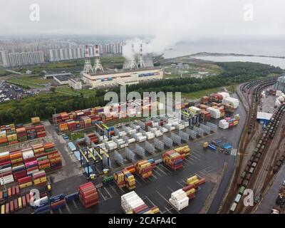 Drohne fliegt über den Hafen des Containerterminals in Sankt Petersburg Stockfoto