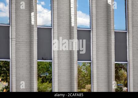 Abstrakte Ansicht von reflektierenden Fenstern auf einem Bürogebäude in Albuquerque, New Mexico, USA Stockfoto