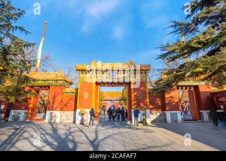 Peking, China - Jan 12 2020: Nicht identifizierte Menschen respektieren Götter und Buddha im Yonghegong Lama Tempel - dem Palast des Friedens und der Harmonie Stockfoto