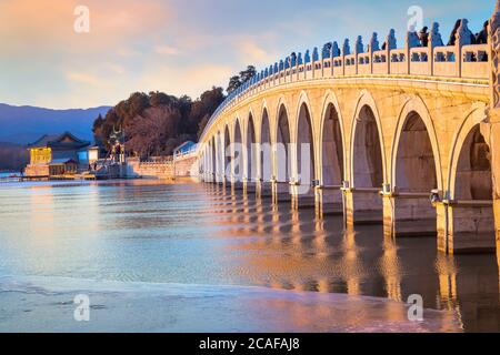 Peking, China - Jan 13 2020: Siebzehn-Bogen-Brücke am Sommerpalast, verbindet das östliche Ufer des Kunming-Sees und Nanhu-Insel im Westen, gebaut d Stockfoto