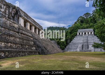 Der Tempel der Inschriften mit der Palasttreppe links in den Ruinen der Maya-Stadt Palenque, Nationalpark Palenque, Chiapas, Mexiko. A Stockfoto