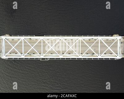 Truss Eisen Brücke durch Fluss, Blick auf eine Luft, Luftbild Stockfoto