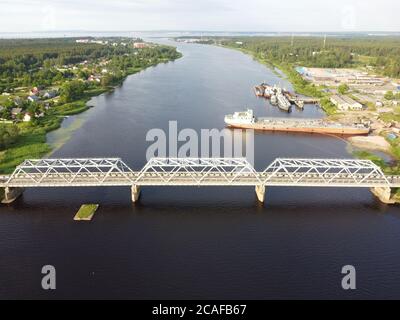 Truss Eisen Brücke durch Fluss, Blick auf eine Luft, Luftbild Stockfoto