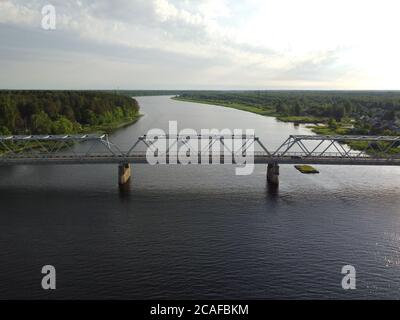 Truss Eisen Brücke durch Fluss, Blick auf eine Luft, Luftbild Stockfoto