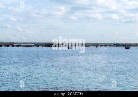 Sydney NSW Australien 9. Juli 2020 - Blick auf Botany Bay Blue Water und Kurnell Pier an einem sonnigen Winternachmittag Stockfoto