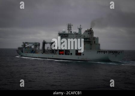 200805-N-EV253-1086 NORDATLANTIK (AUG 5, 2020) der Arleigh Burke-Klasse Lenkraketen-Zerstörer USS Thomas Hudner (DDG 116) bricht weg von Royal Canadian Schiff MV Asterix während einer Auffüllung-auf-See-Annäherung Drill, August 5, 2020. Thomas Hudner nimmt an der kanadischen Operation Nanook zusammen mit der US-Küstenwache, den kanadischen, französischen und dänischen Alliierten Teil, um ihre arktischen Fähigkeiten zu verbessern und die Anforderungen der jeweiligen Verteidigungspolitik der einzelnen Länder zu erfüllen. (USA Navy Foto von Mass Communication Specialist Sara Eshleman/veröffentlicht) Stockfoto