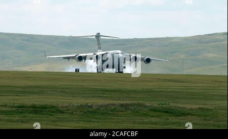 Ein C-17 Globemaster III, der dem 437th Airlift Wing, Joint Base Charleston, S.C., zugewiesen wurde, landet auf der Ellsworth Air Force Base, S.D., nachdem er ihre Heimatstation als Reaktion auf den Hurrikan Isaias am 1. August 2020 evakuiert hatte. Etwa 11 C-17 von JB Charleston, zusammen mit Wartungs- und Supportpersonal, evakuiert nach Ellsworth. (USA Luftwaffe Foto von Airman 1. Klasse Quentin Marx) Stockfoto