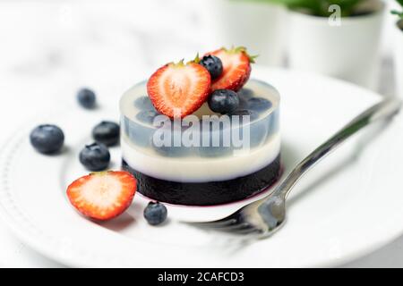 Heidelbeerfrucht-Agar-Agar oder Gelee-Dessert Stockfoto