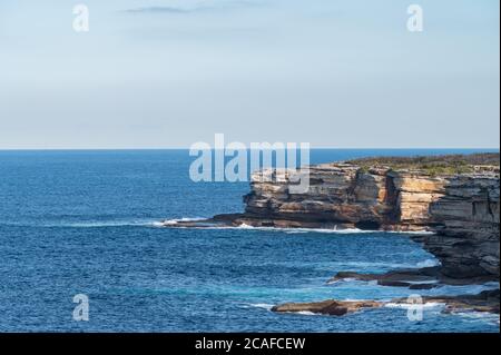 Sydney NSW Australien 9. Juli 2020 - Blick auf die Big Sandstone Cliffs in Kurnell an einem sonnigen Winternachmittag Stockfoto