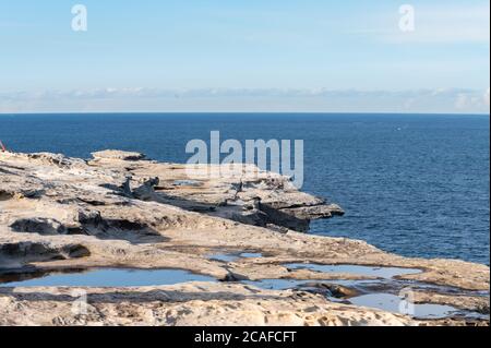 Sydney NSW Australien 9. Juli 2020 - Top of a Sandstone Cliff in Kurnell an einem sonnigen Winternachmittag Stockfoto