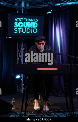 BALA CYNWYD, PA, USA - 18. APRIL 2019: Nick Brown von der amerikanischen Alternative Rock Band Mona besucht das Performance Theatre von Radio 104.5. Stockfoto