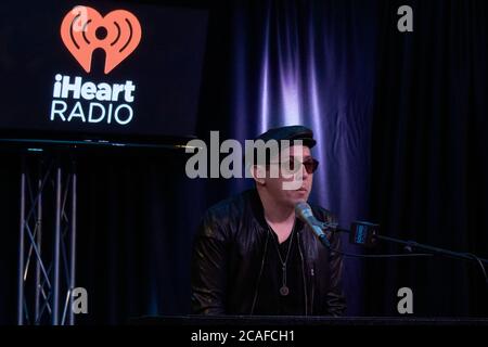 BALA CYNWYD, PA, USA - 18. APRIL 2019: Nick Brown von der amerikanischen Alternative Rock Band Mona besucht das Performance Theatre von Radio 104.5. Stockfoto