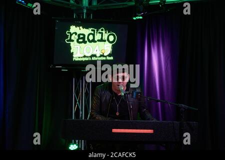 BALA CYNWYD, PA, USA - 18. APRIL 2019: Nick Brown von der amerikanischen Alternative Rock Band Mona besucht das Performance Theatre von Radio 104.5. Stockfoto