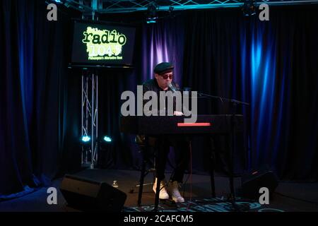 BALA CYNWYD, PA, USA - 18. APRIL 2019: Nick Brown von der amerikanischen Alternative Rock Band Mona besucht das Performance Theatre von Radio 104.5. Stockfoto