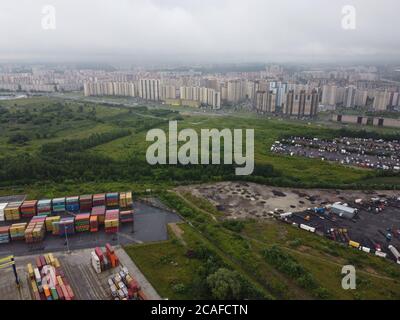 Drohne fliegt über den Hafen des Containerterminals in Sankt Petersburg Stockfoto