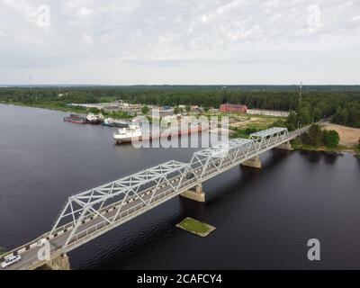 Truss Eisen Brücke durch Fluss, Blick auf eine Luft, Luftbild Stockfoto