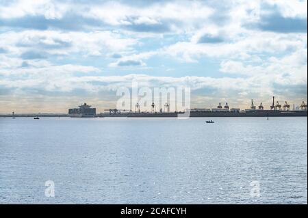 Sydney NSW Australien 9. Juli 2020 - Blick auf Botany Bay Blue Water und Botany Port Cranes an einem sonnigen Winternachmittag Stockfoto
