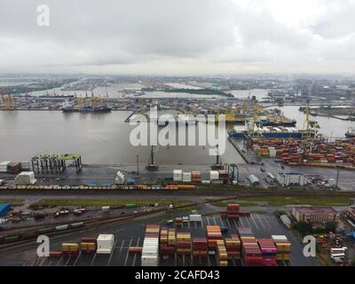 Drohne fliegt über den Hafen des Containerterminals in Sankt Petersburg Stockfoto