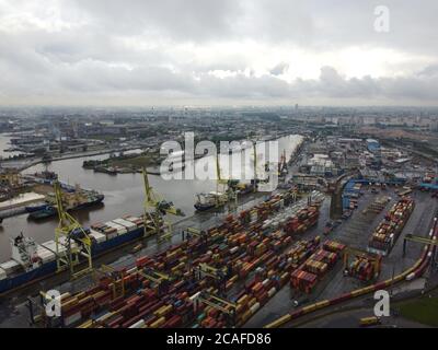 Drohne fliegt über den Hafen des Containerterminals in Sankt Petersburg Stockfoto