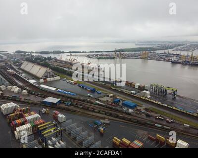 Drohne fliegt über den Hafen des Containerterminals in Sankt Petersburg Stockfoto