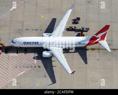 Qantas 'Spirit of Australia' Boeing 737 parkte am Sydney Kingsford Smith International Airport in Australien. Luftaufnahme von Qantas Airways B737 ZK-ZQE. Stockfoto