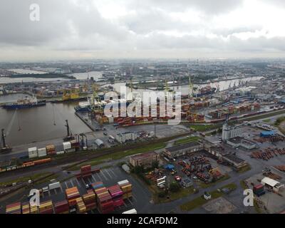 Drohne fliegt über den Hafen des Containerterminals in Sankt Petersburg Stockfoto