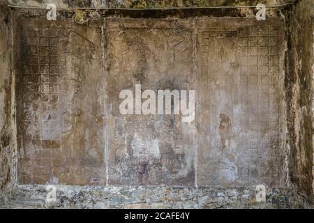 Die geschnitzte Steintafel im Tempel des Foliated Cross zeigt K’inich Kan B’ahlam in den Ruinen der Maya-Stadt Palenque, Palenque National Stockfoto