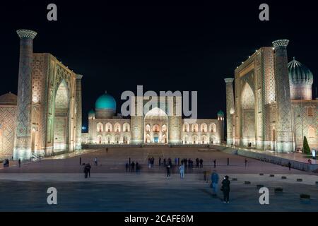 Registan Platz in Samarkand, Usbekistan bei Nacht. Madrasah Ulugh Beg, Tilya Kori und Sher Dor beleuchtet in der Nacht. Islamische Architektur. Stockfoto