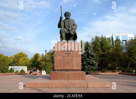 Statue von Toktogul Satylganov in Bischkek, Kirgisistan. Berühmte kirgisische Akyns – improvisierende Dichter und Sänger. Dichter und Komponist. Stockfoto