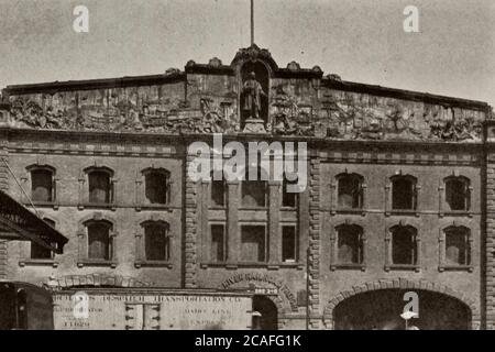 Dekorative Bronze Giebel auf Freight Depot, Hudson Street, Website des alten St. John's Park, illustrativ der großen Aktivitäten von Commodore Vanderbilt, dessen Statue in der Mitte ist. New York City, um 1920 Stockfoto