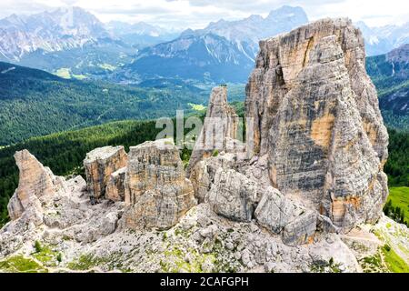 Luftaufnahme der Felsformation Cinque Torri im Norden Italienische alpen Stockfoto