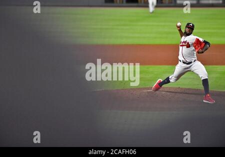 Atlanta, Georigia, USA. 06. August 2020: Atlanta Braves Pitcher Touki Toussaint liefert einen Pitch während des siebten Innings eines MLB-Spiels gegen die Toronto Blue Jays im Truist Park in Atlanta, GA. Austin McAfee/CSM Credit: CAL Sport Media/Alamy Live News Stockfoto
