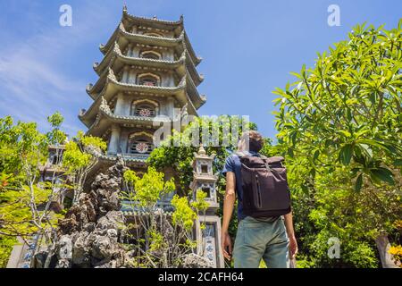 Mann Tourist in Non Nuoc Pagode an den Marmorbergen in Danang Stadt in Vietnam Stockfoto