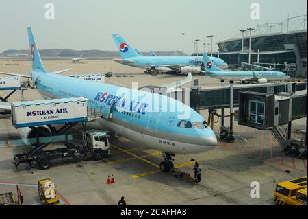 03.05.2013, Seoul, Korea, Asien - die Passagierflugzeuge der Korean Air werden an ihren Toren auf dem Asphalt am Incheon International Airport angedockt. Stockfoto