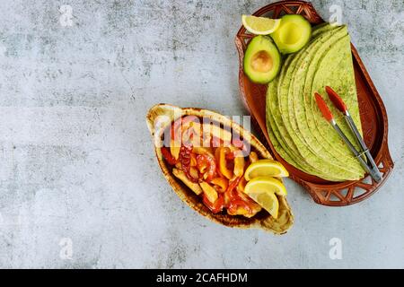 Fajita in Backblech mit Zitronen- und Spinattortillas auf weißem Hintergrund. Mexikanische Küche. Stockfoto