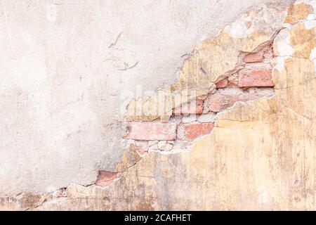 Alte alte alte alte rote Ziegelwand halb beige gemalt und gesprungen. Abstraktes Muster für Hintergrund Stockfoto