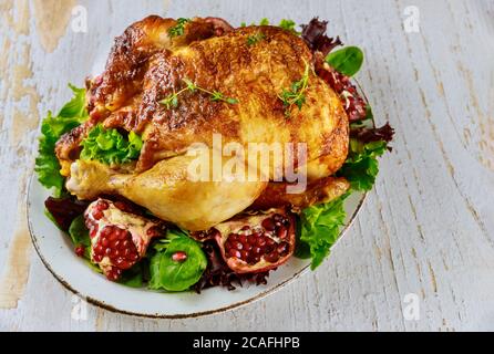 Gebratener truthahn auf weißem Teller mit Kräutern und Granatapfel. Stockfoto