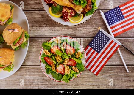 Partytisch mit Salat, Huhn und Sandwiches zur Feier des amerikanischen Feiertags Unabhängigkeit, Präsident, Memorial Day. Stockfoto