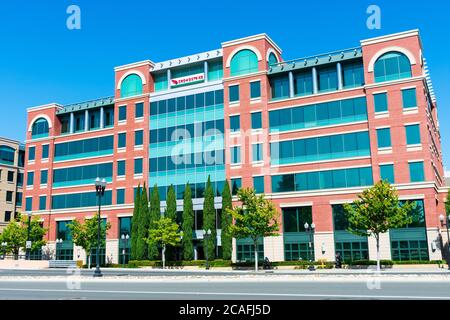 CrowdStrike Zeichen und Logo am Hauptsitz im Silicon Valley. CrowdStrike Holdings, Inc. Ist ein öffentliches Unternehmen für Cybersicherheit - Sunnyvale, Cali Stockfoto