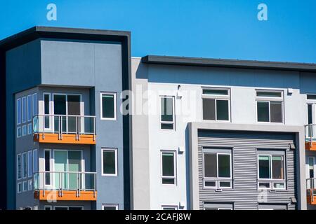 Außenansicht der obersten Etagen des typischen neuen Mehrfamilienhauses in einem mittleren Wohngebäude. Die Gebäude in der Regel Vermietung Wohnungen, College-Schlafsäle, Co Stockfoto