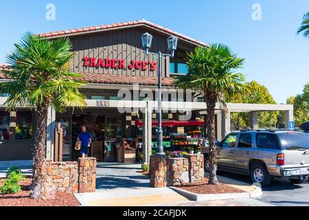 Händler Joe's Schaufenster mit Palmenlandschaft am Eingang - Palo Alto, California, USA - 2018 Stockfoto