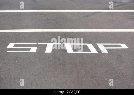 Vorübergehend STOPPEN Warnung Verkehrsschild auf Straßenoberfläche gemalt. Stockfoto