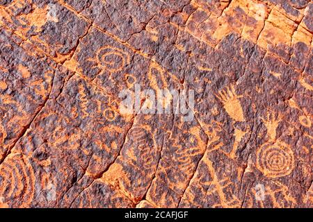 Alte Petroglyphen auf Sandsteinfelsen in der Wüste des amerikanischen Südwestens geschnitzt. Stockfoto