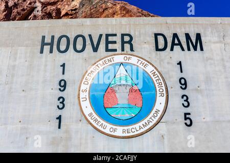Hoover Dam Zeichen und United States Bureau of Reclamation Dichtung in Beton. Der Hoover-Staudamm wurde zwischen 1931 und 1935 auf dem Colorado River - Boulder gebaut Stockfoto